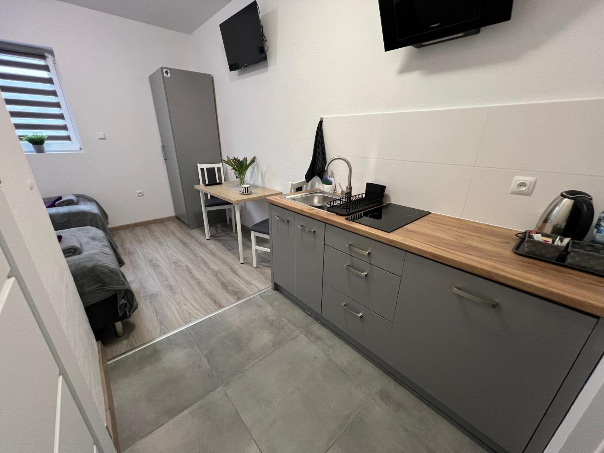 Hostel Adabet Kepno Buitenkant foto